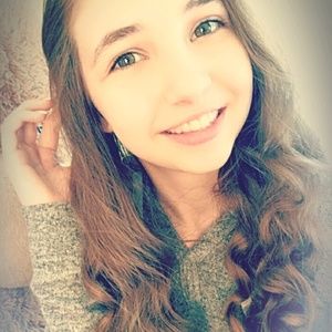 Meet your Posher, Larissa